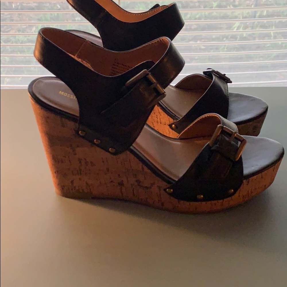 Black wedges